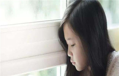 孩子內(nèi)向膽小得很