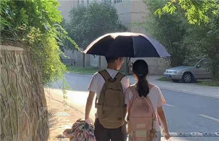 青春期的女孩談戀愛應該怎樣教育