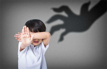 男孩子性格內向膽小的原因