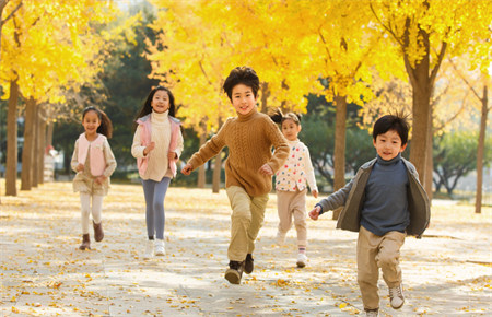 小孩深陷早戀的原因