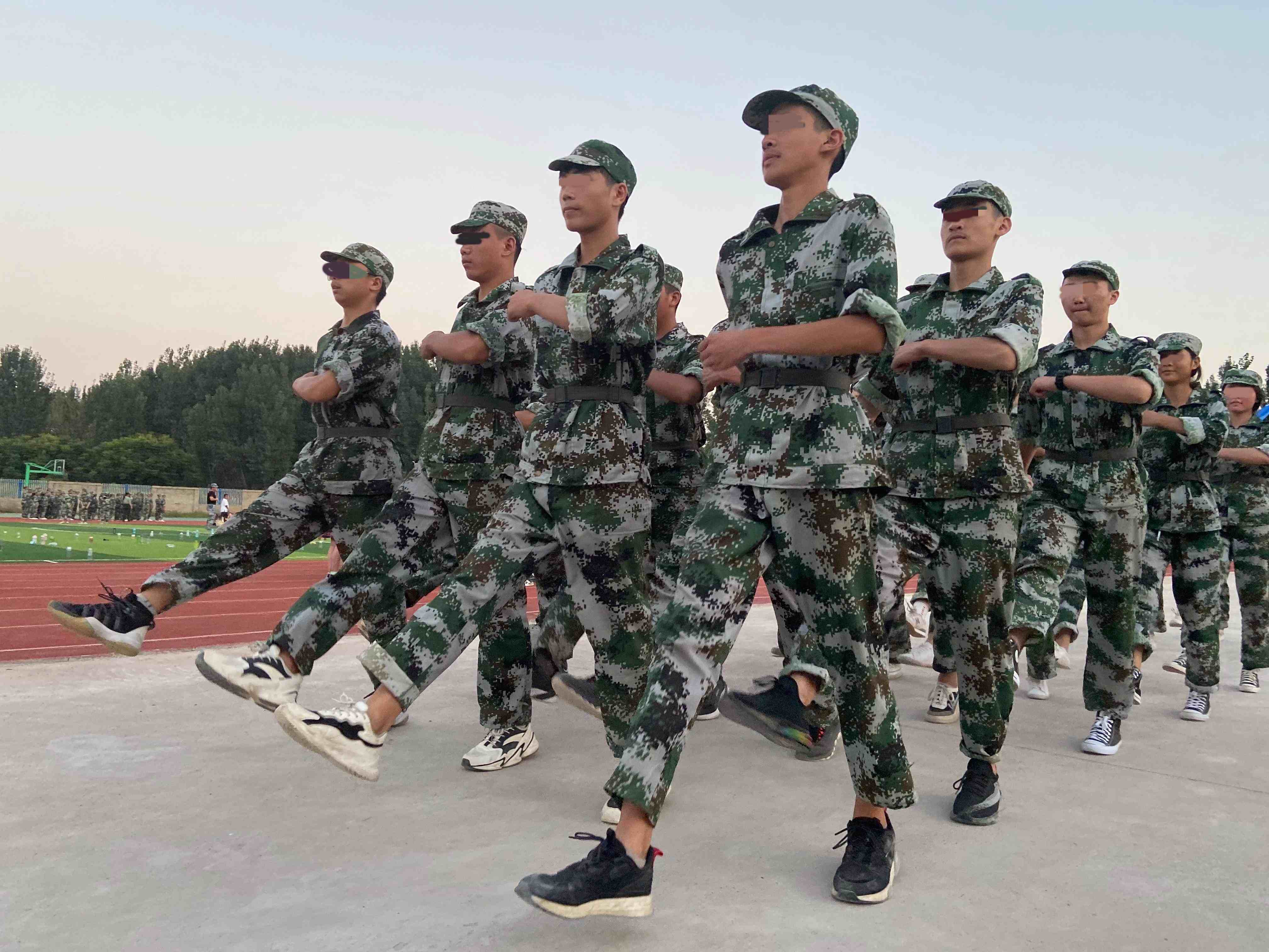 青少年封閉式教育學校,封閉式軍事化學校