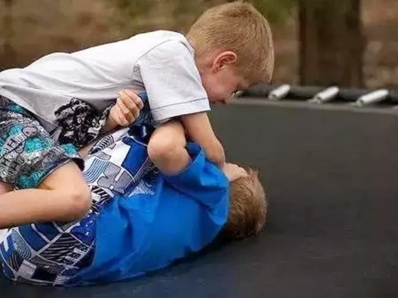 孩子打架斗毆,孩子愛動手打人