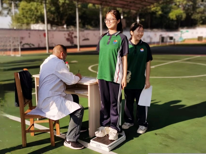 新起點青少年特訓(xùn)學(xué)校組織學(xué)員開展健康體檢