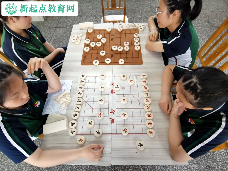 新起點叛逆孩子成長學(xué)校帶領(lǐng)孩子感受象棋魅力