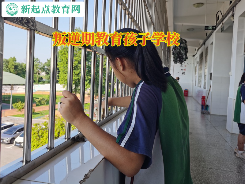 叛逆期教育孩子學校告訴孩子不能總去網吧