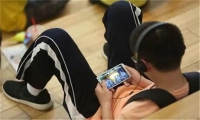 孩子在家看手機不出門怎么辦